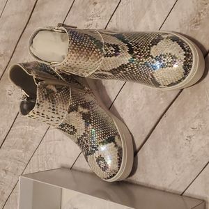 Girls size 2 Jwanda snake print zip sneaker shoes